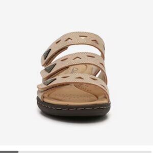 NEW CLARKS Laurieann Nora Sandal Size: 8